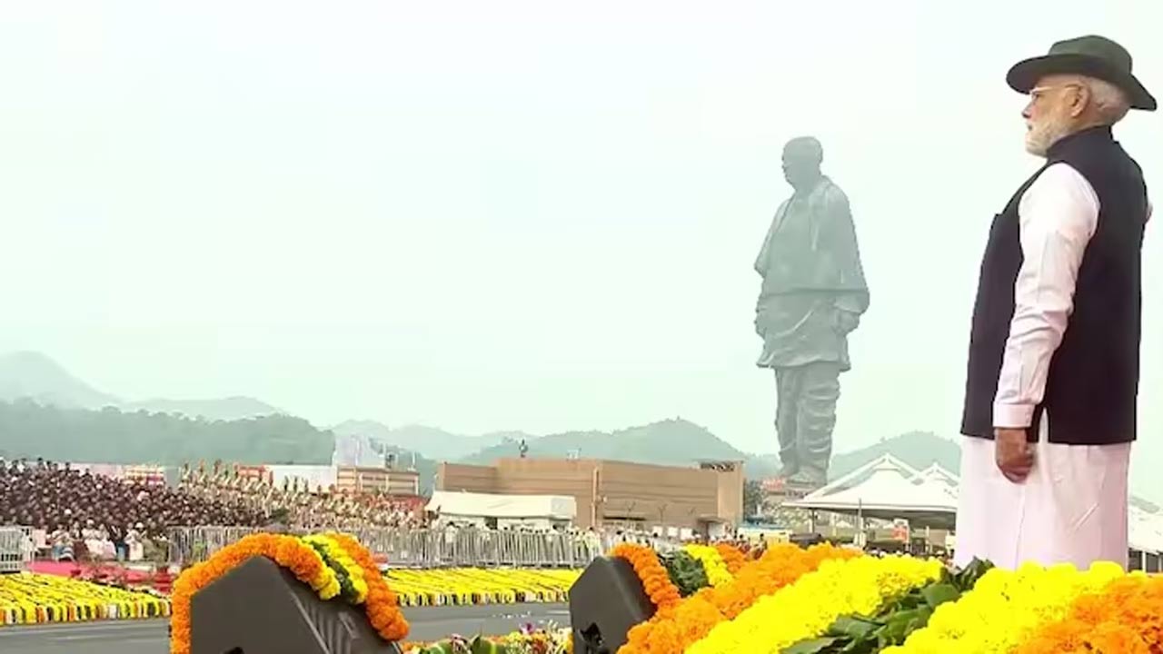 PM Modi: Modi pays tribute to Vallabhbhai Patel near the Statue of Unity