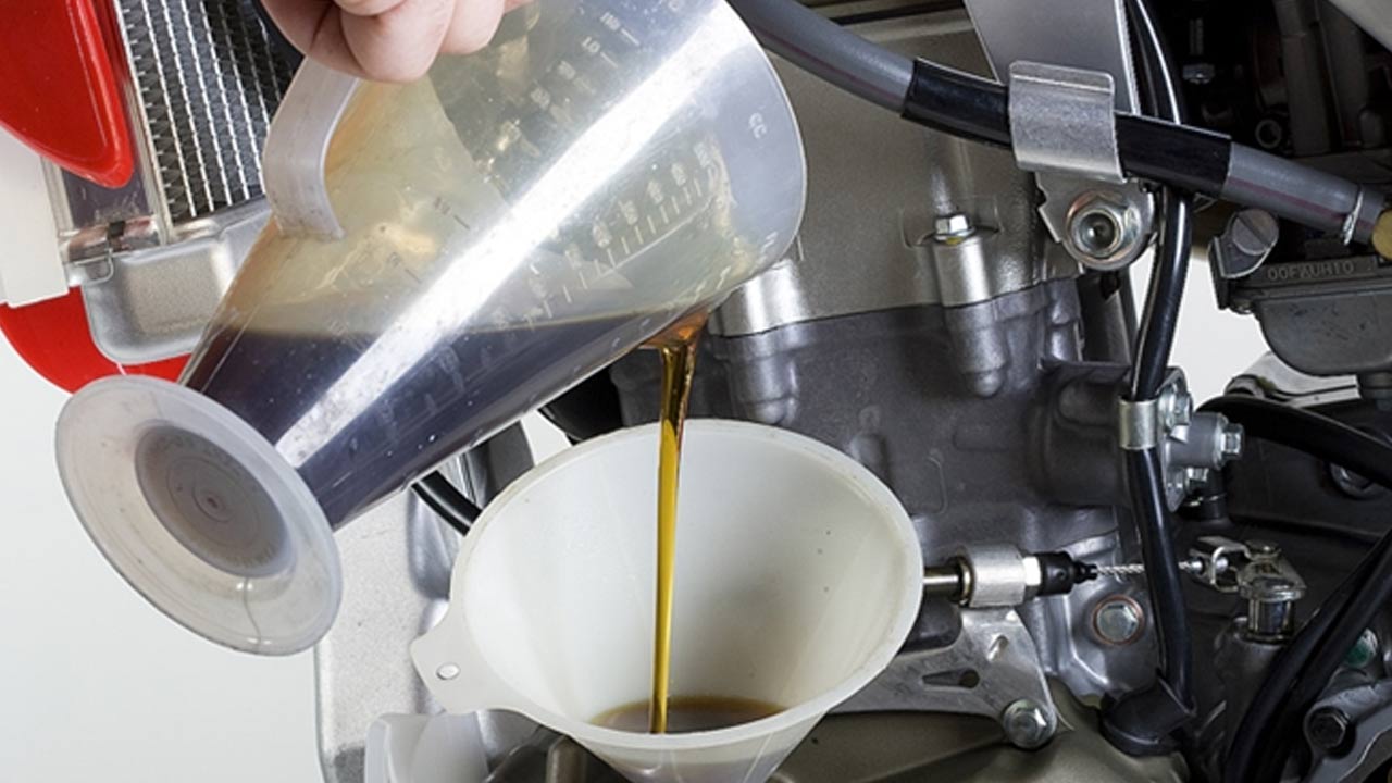 Bikers Tips: Big alert for bikers.. Don't forget these things to run your bike smoothly in winter and get good mileage..