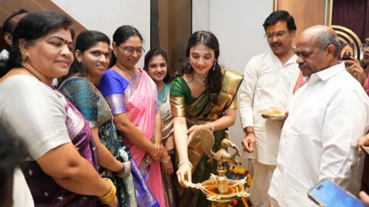 Padmam Silver Jewellery: Grand launch of Padmam Silver Jewelery in Srikakulam by popular movie star Ritika Naik