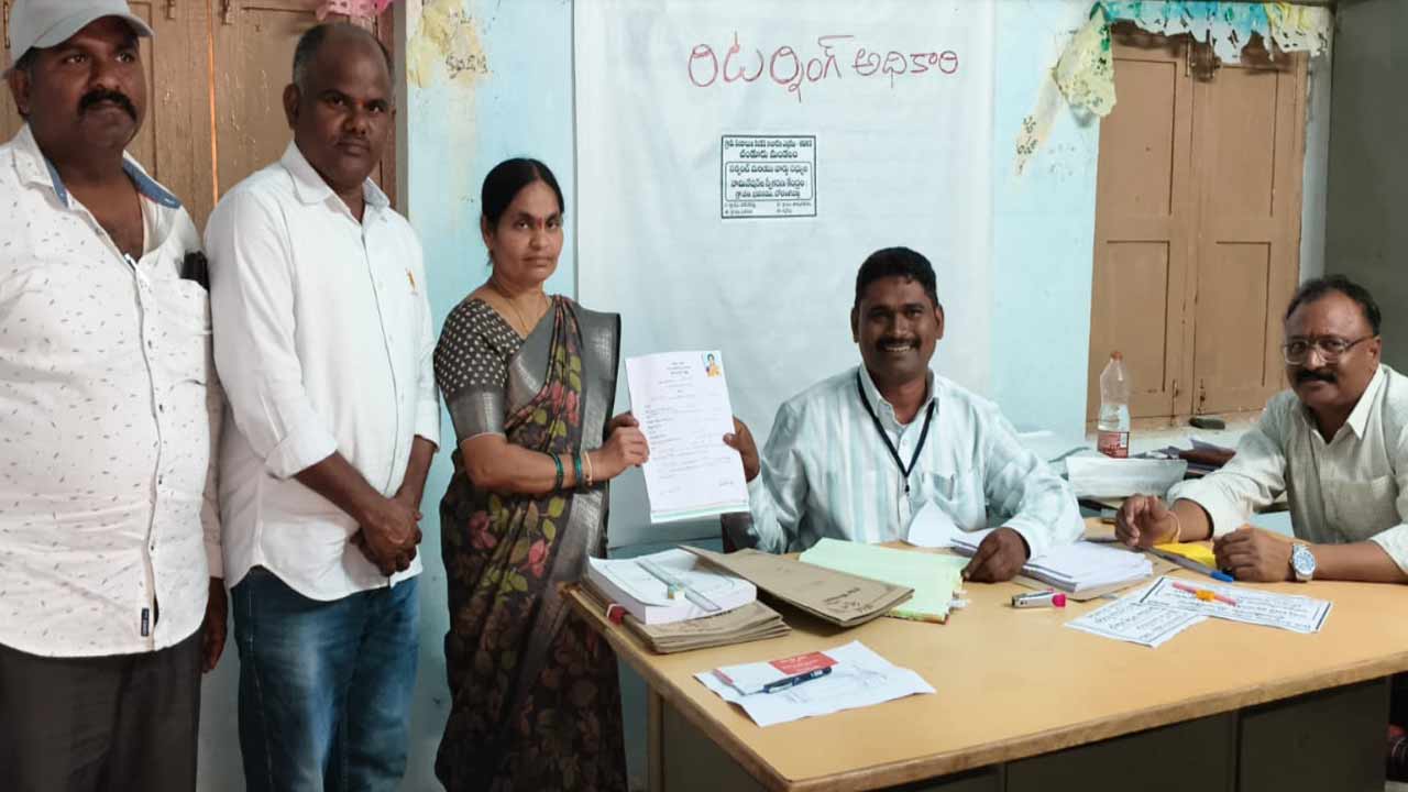 Telangana Panchayat Elections: Panchayat election buzz.. Heavy nominations on the first day..