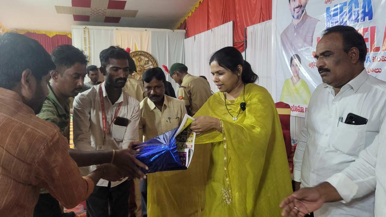 Bhuma Akhila Priya: Lokesh's birthday celebrations in Allagadda.. Mega Job Mela under the direction of Akhila Priya!
